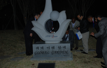 2015 Global ICT Seoul Forum (At Global Garden, With Graduates)-01